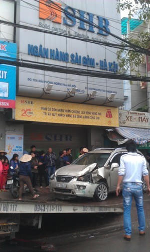 Ô tô “điên” đâm loạn trên đường Giải Phóng, 2 người nguy kịch